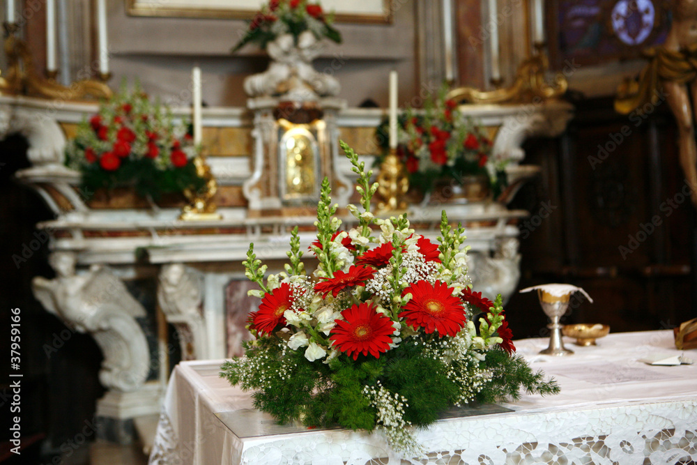 altare con fiori rossi altare con fiori rossi