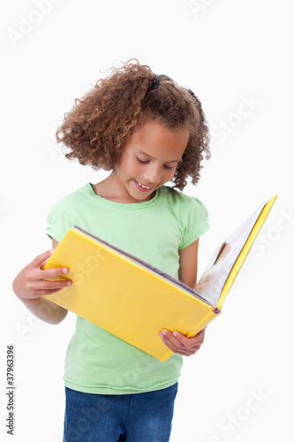 Fotografia Portrait of a girl reading a fairy tale