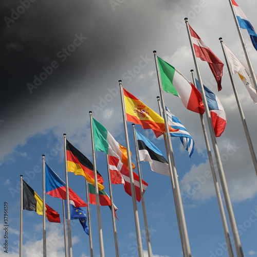 Europaflaggen vor aufziehendem Unwetter photo