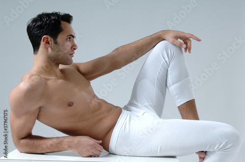 muskulöser Mann in Unterwäsche