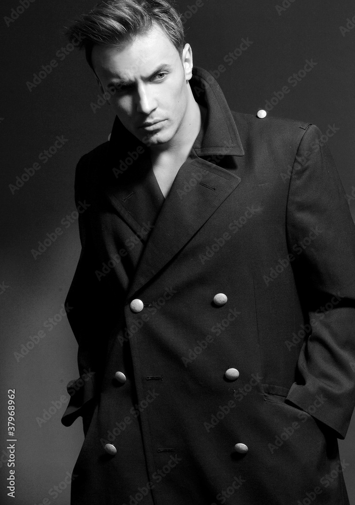 Obraz premium Man in Militärmantel