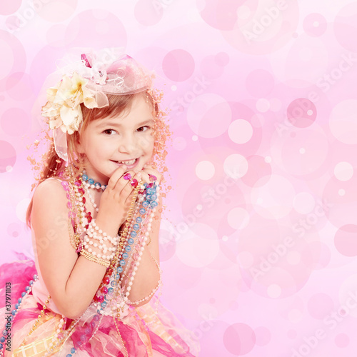 Kleine Prinzessin in Blumen und Perlen Pink