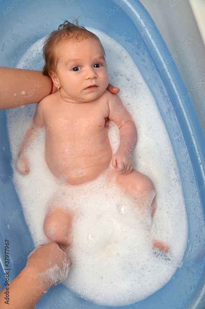 baignoire bébé nouveau-né dans une baignoire bleue par la mère baignoire bébé nouveau-né dans une baignoire bleue par la mère