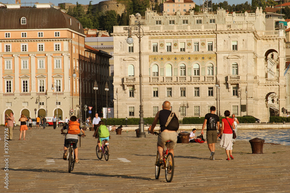 Obraz premium Trieste, lungomare con ciclisti