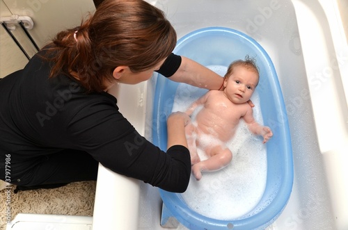Baignoire Bebe Nouveau Ne Dans Une Baignoire Bleue Par La Mere Stock Photo Adobe Stock