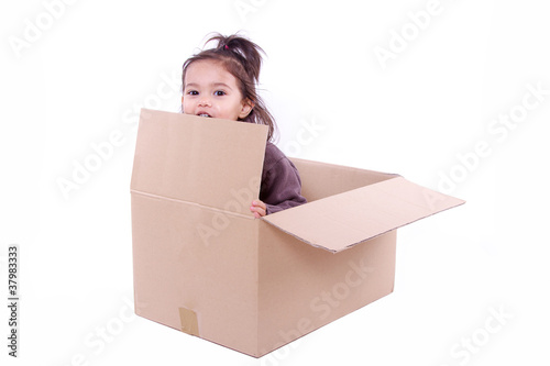 enfant caché dans un carton d'emballage photo