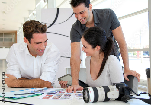 Réunion de travail en agence photographique photo