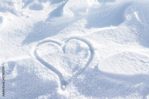 Coeur dessiné dans la neige