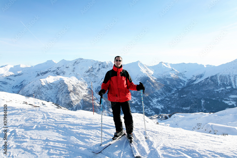 jeune skieur au sommet des pistes