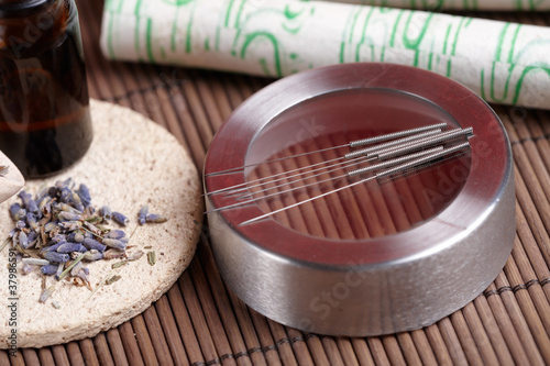 Canvas-taulu Acupuncture needles, moxa sticks and lavender petals