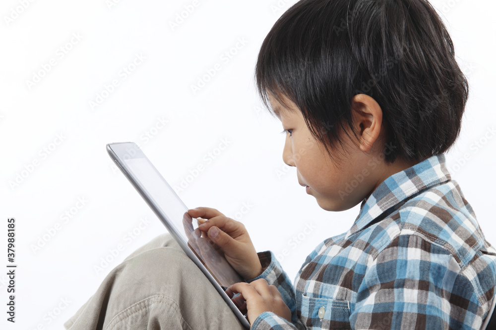タブレット PCをつかう子ども