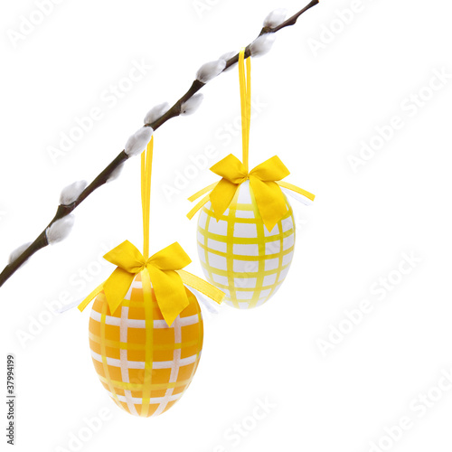 Gelbe Osteier am Palmzweig