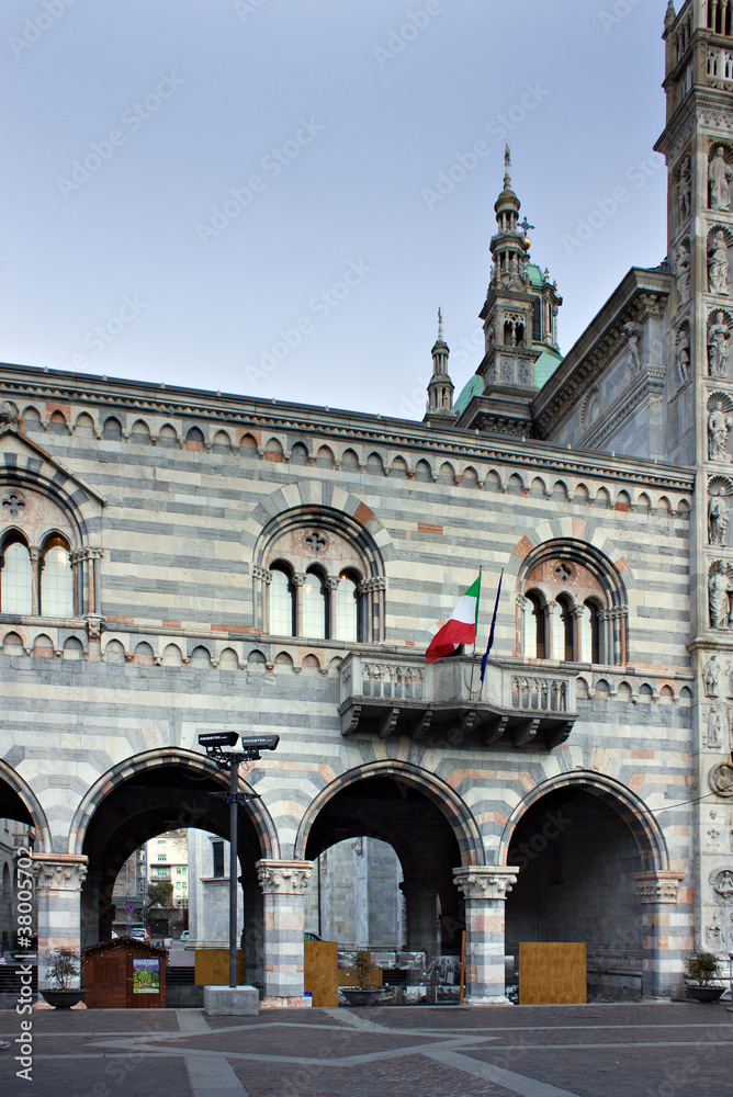 Il duomo di Como (IT), il porticato laterale -  The dome in Como