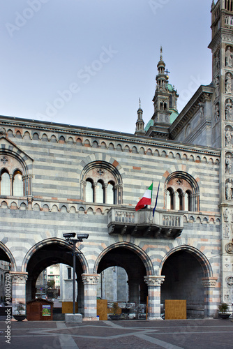 Fototapeta Naklejka Na Ścianę i Meble -  Il duomo di Como (IT), il porticato laterale -  The dome in Como