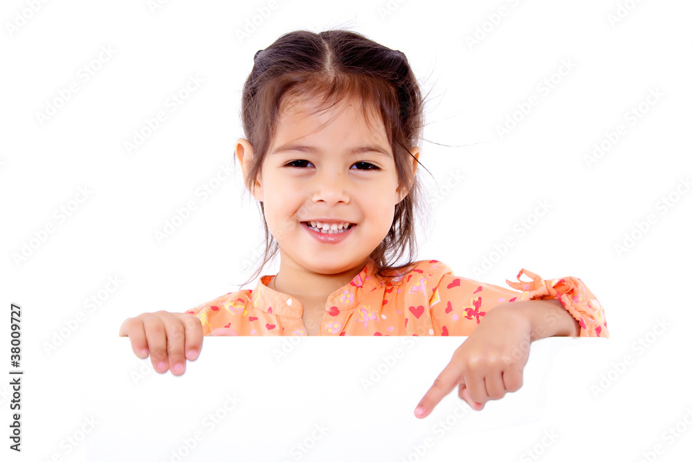 Fototapeta enfant pointe du doigt texte sur panneau de publicité blanc