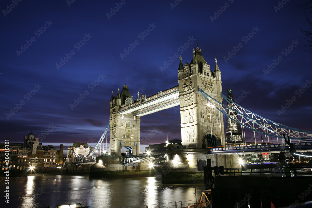 Obraz premium Tower Bridge at dusk