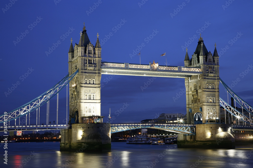 Obraz premium Tower Bridge at dusk