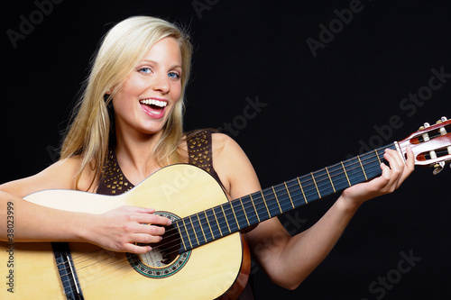 junge frau hat großen spaß am gitarre spielen