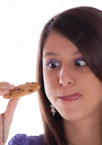 jeune femme gourmande devant un coockies