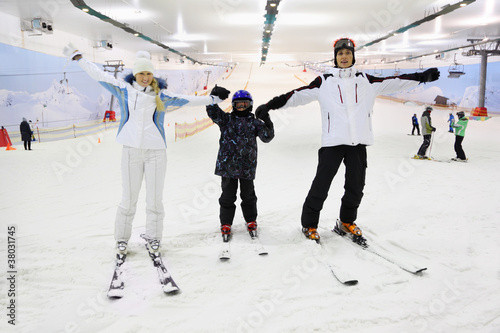 Foto Family dressed in sports clothes standing on skis