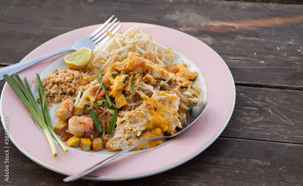 Stir fried Thai noodle with shrimp