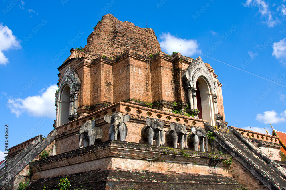 Ruinous pagoda in Wat Jedi Laung, Chiang Mai, Thailand Ruinous pagoda in Wat Jedi Laung, Chiang Mai, Thailand