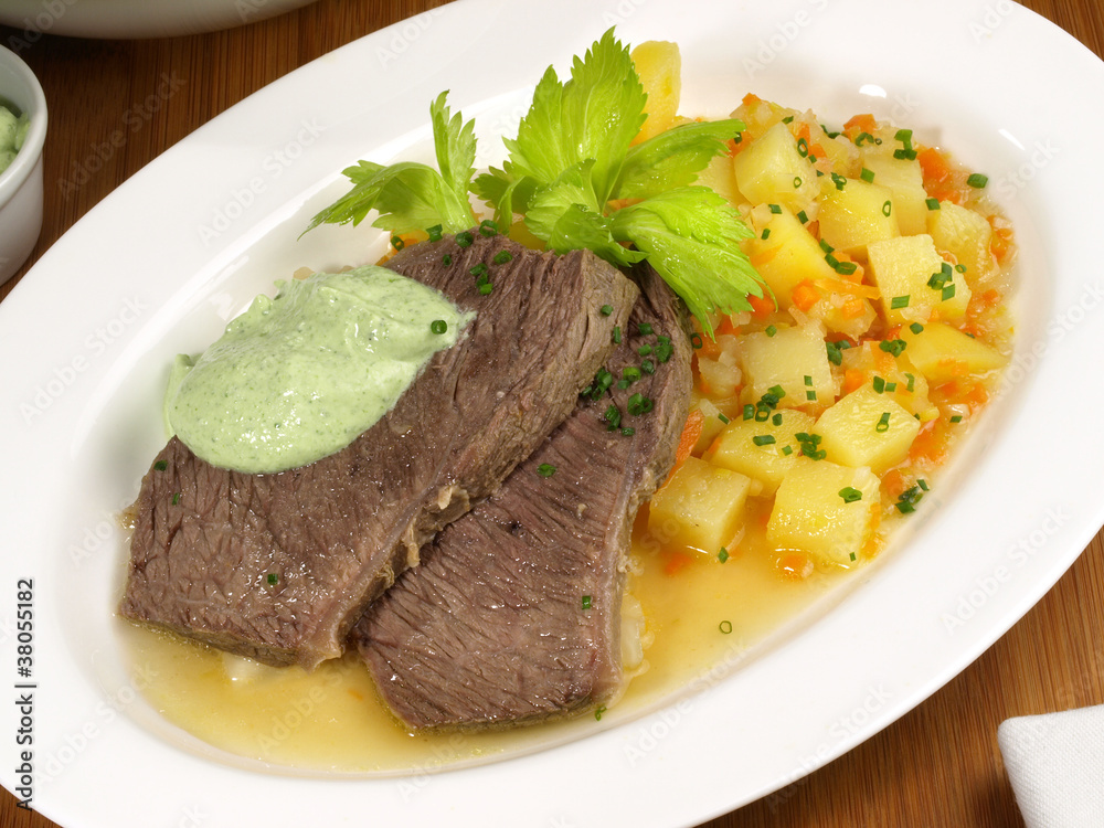 Tafelspitz mit Bouillonkartoffeln und grüner Sauce Stock Photo | Adobe ...