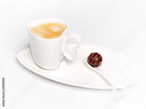 Tasse Kaffee mit Praline photo