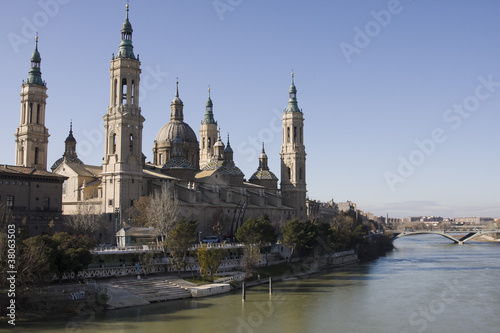 basilica del pilar e fiume ebro a saragozza