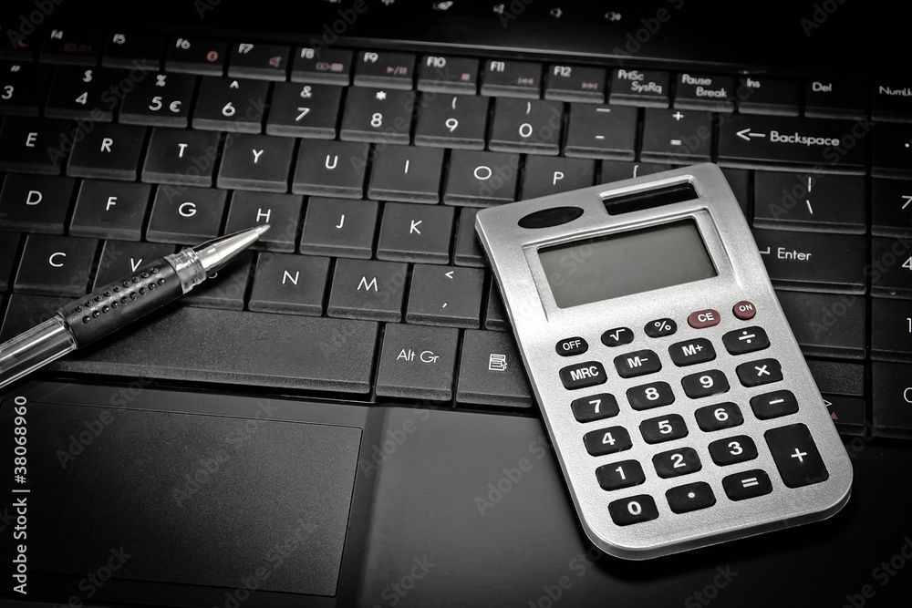 Obraz premium Keyboard and calculator with pen