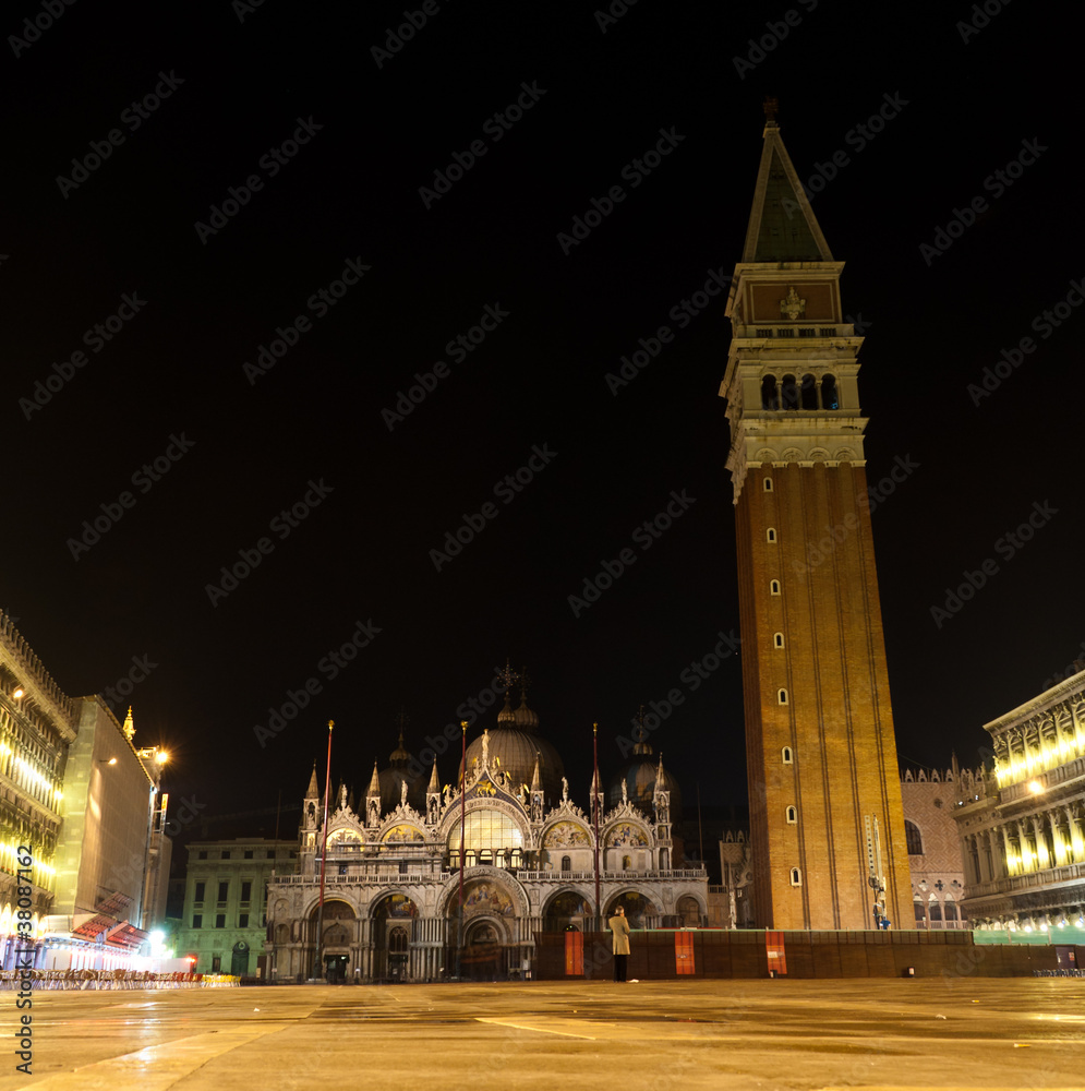 Markusplatz in der Nacht, Venezia