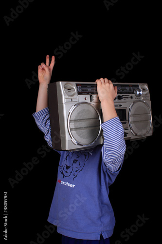 Kind mit Kassettenrecorder