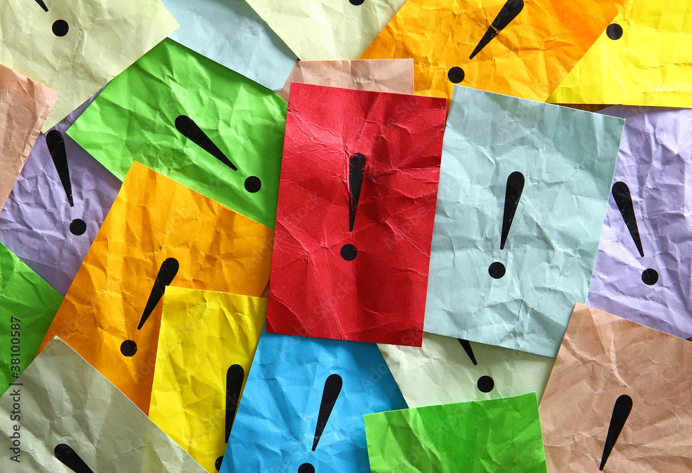 Rufzeichen auf bunten Blättern Stock-Foto | Adobe Stock