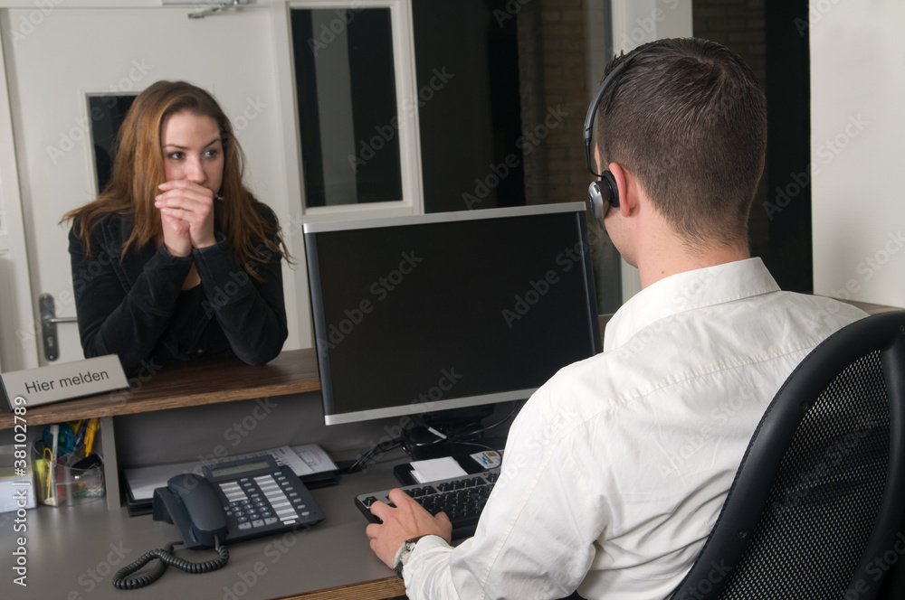 Obraz premium Customer at a service desk