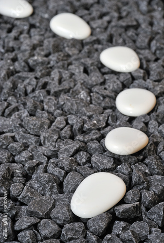 weiße Steine auf schwarzem Kiesel
