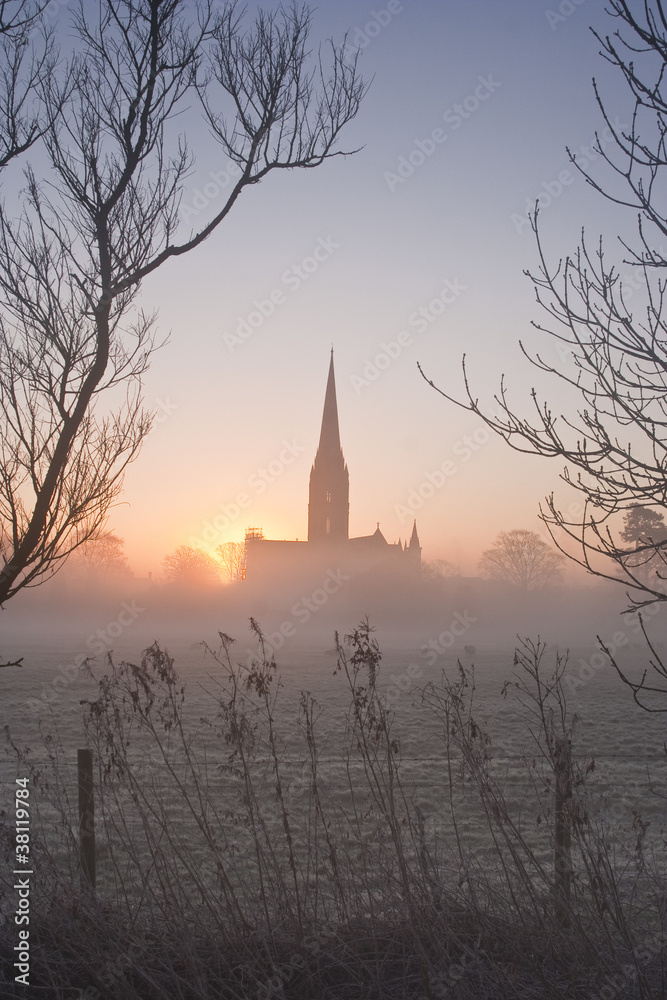 Obraz premium Salisbury cathedral on a misty morning