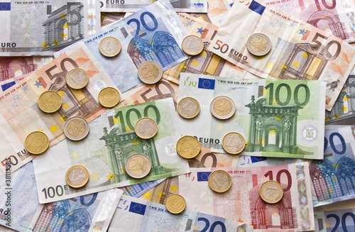 Billetes y monedas de euro photo