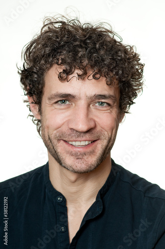 freundlicher mann mit locken