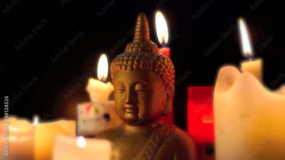 Buddha und Kerzen auf dem Altar