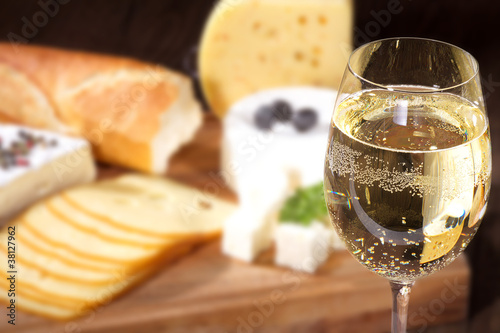 Weißwein im Glas und Käse Platte serviert Nahaufnahme