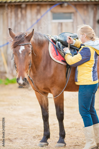 coach preparing a horse