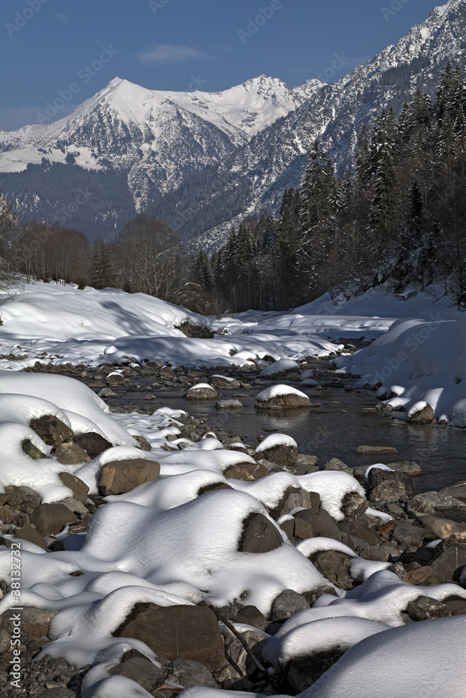 Alpen Panorama miot Bachlauf Winter