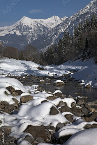 Alpen Panorama miot Bachlauf Winter