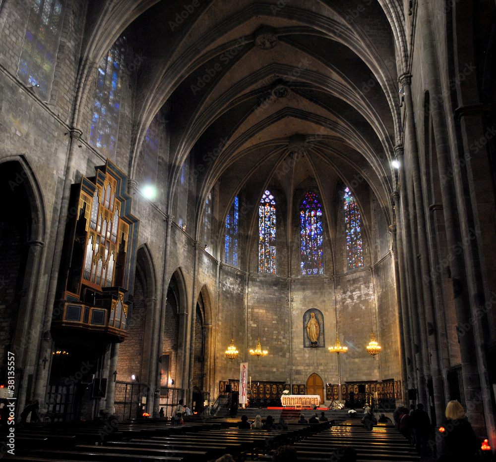 Obraz premium interior of catholic cathedral Santa Maria del Pi in barcelona,