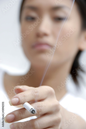 Femme fumant une cigarette