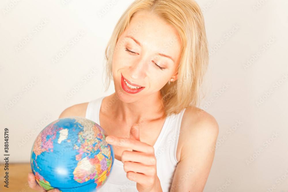 Frau mit Erdkugel Frau mit Erdkugel