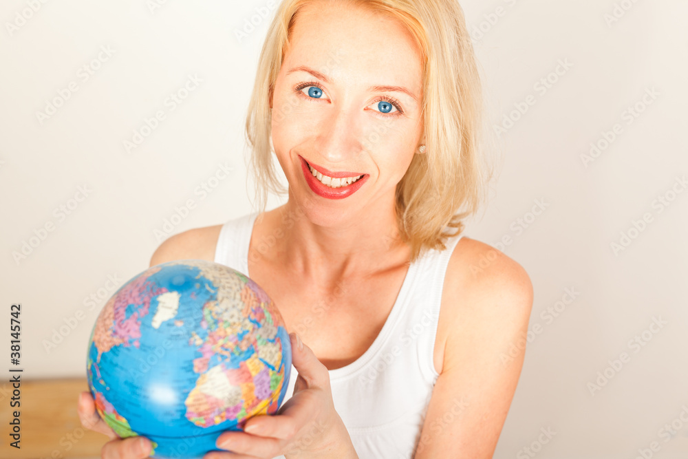 Frau mit Erdkugel Frau mit Erdkugel