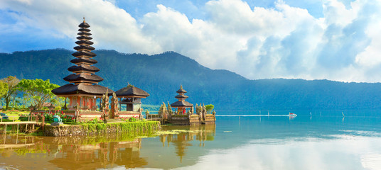 Wandcirkels Bali Pura Ulun Danu watertempel Bali  © Olga Khoroshunova