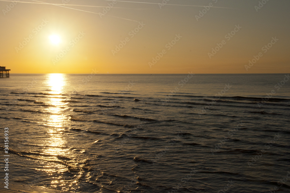 Fototapeta premium Sun setting over the coast