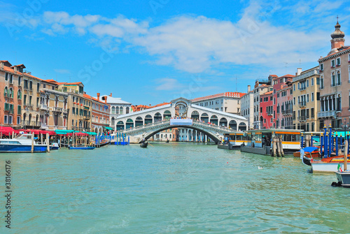 Rialto bridge and Garnd Canal in Venice © totophotos
